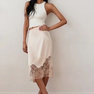 Aritzia Wilfred Sonnet Lace and midi slip skirt - size 4, blush/cream color
